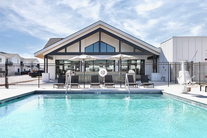Heated Pool - Arno at Coventry