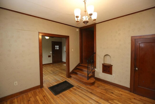 Building Photo - 2 bedroom 1.5 bathroom duplex