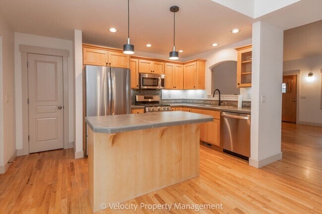 Building Photo - 2469 NW Sacagawea Ln
