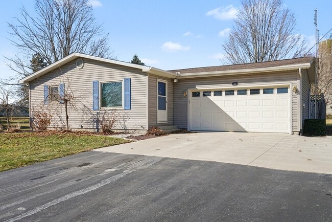 Building Photo - Yvonna