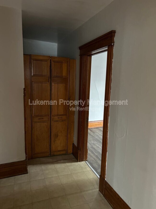 Building Photo - 515 Village St