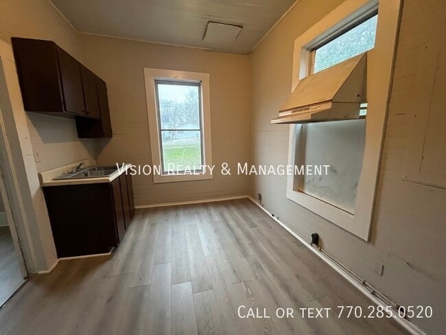 Building Photo - 910 Truitt Ave