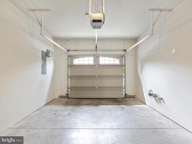 Building Photo - 20 Delano Dr