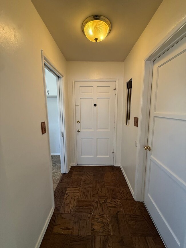 Building Photo - Centrally Located Single Story Ranch Style...