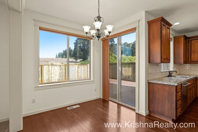Building Photo - Stunning 4 BD* 2.5 BA* Single Family Home ...