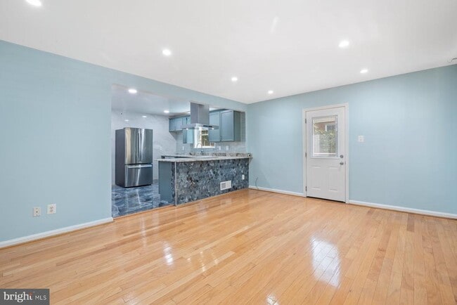 Building Photo - 2913 Collins Ave