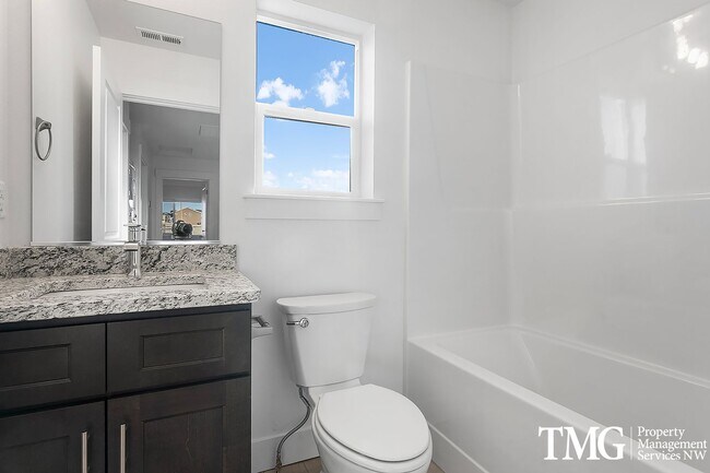 Building Photo - 977 Creer Way