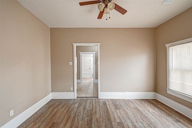 Building Photo - 406 Woodward St