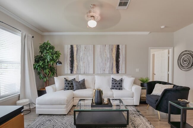 Building Photo - Luxury 2-Bed with Limited Time Specials!