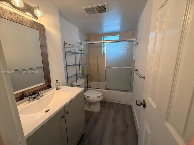 Building Photo - 20111 NE 27th Ct