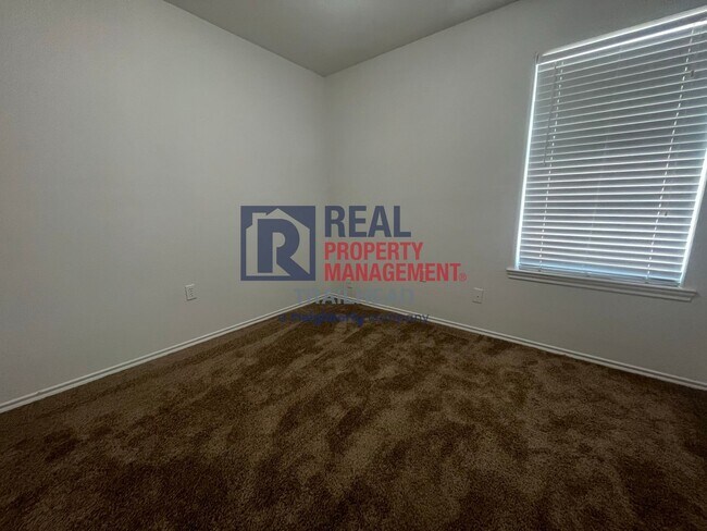 Building Photo - Great Location - 3 Bed/2 Bath - $500 Rent ...