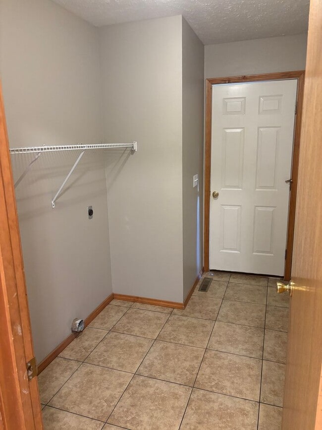 Building Photo - 2 Bed 2 Bath 2 Car Garage Duplex