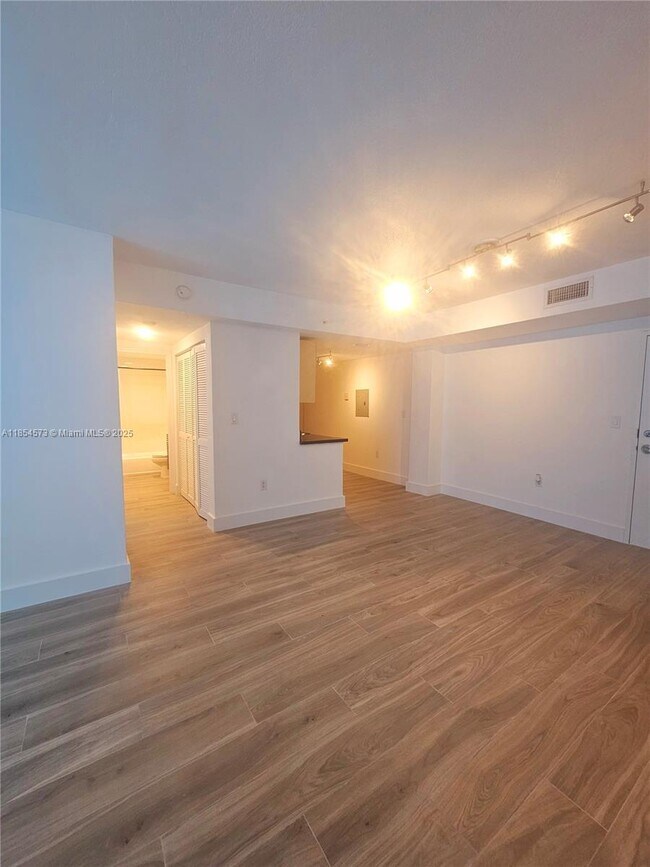 Building Photo - 7501 E Treasure Dr