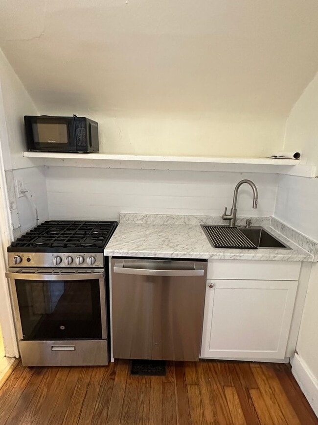 Building Photo - Top Unit (Beautiful Views) Flexible move in! Off Street Parking! All utilities included!