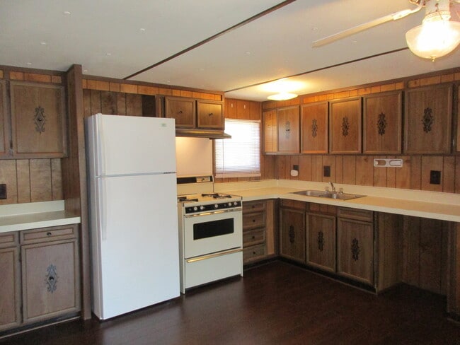 Building Photo - 2 bedroom 1.5 bath with Covered Deck and C...