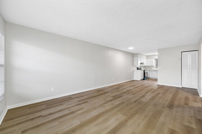 Building Photo - Newly Renovated 2 Bed-1 Bath Apartment wit...