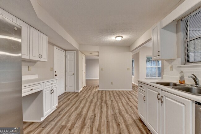 Building Photo - 2115 Glynmoore Dr