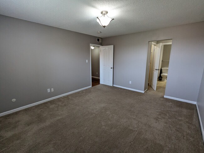 Building Photo - 1425 Willow Brook Cv