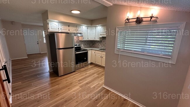 Building Photo - $1300 - 3 bed 1 bath Beautiful single fami...