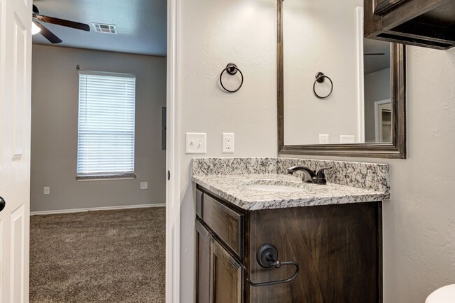 Building Photo - Charming Duplex in El Reno!