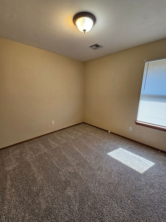 Building Photo - (3) Bed/(2) Bath SE OKC Avail NOW! Moore P...