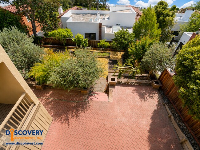 Building Photo - 327 San Carlos Ave
