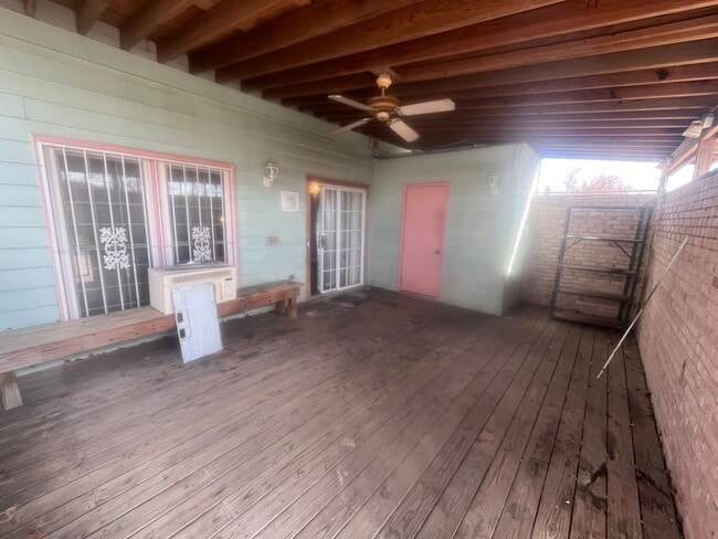 Building Photo - Great Location