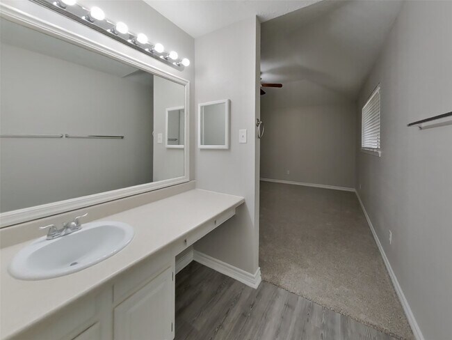 Building Photo - 5519 Bridgegate Dr