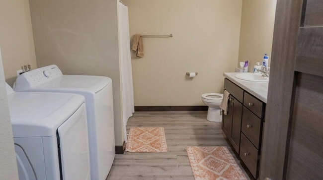 Building Photo - 5 Bed 3 Bath close to UWEC, bike trails, Carson Park, and The Sonnentag!