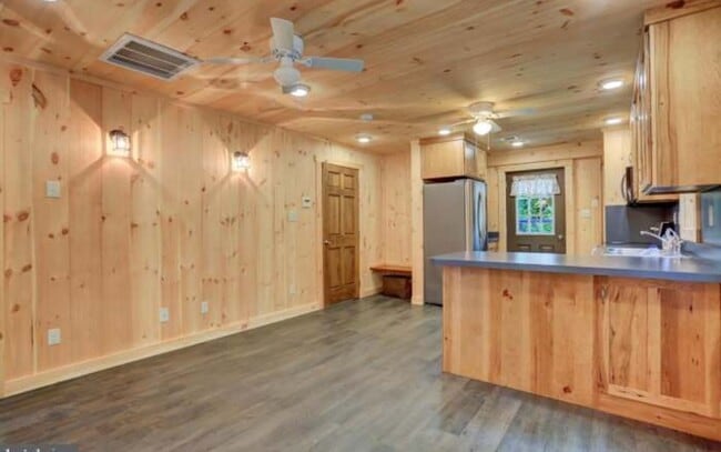 Building Photo - Lovely Single-Family Home