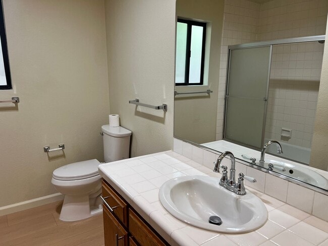 Building Photo - Grand Ave Barakat