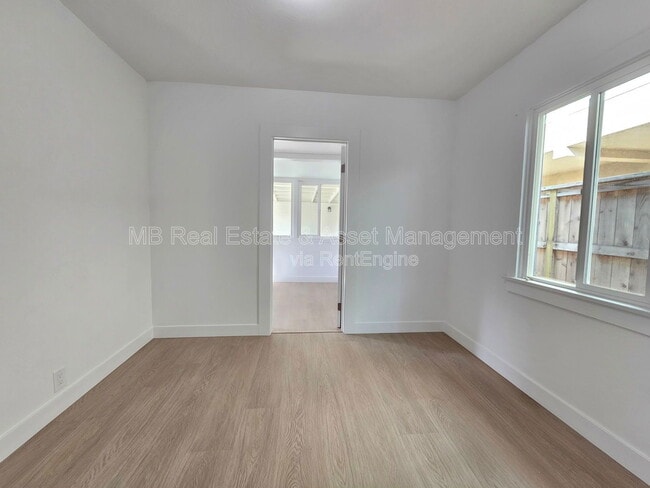 Building Photo - 635 4th St