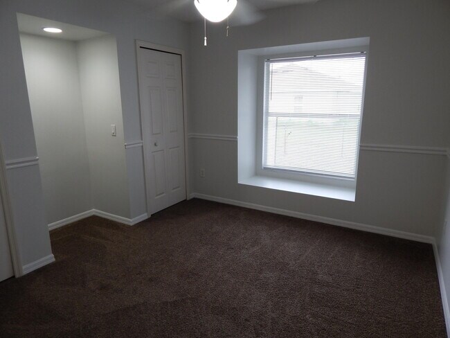 Building Photo - 132 SW Elderberry Dr