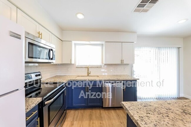 Building Photo - 333 E Cullumber Ave