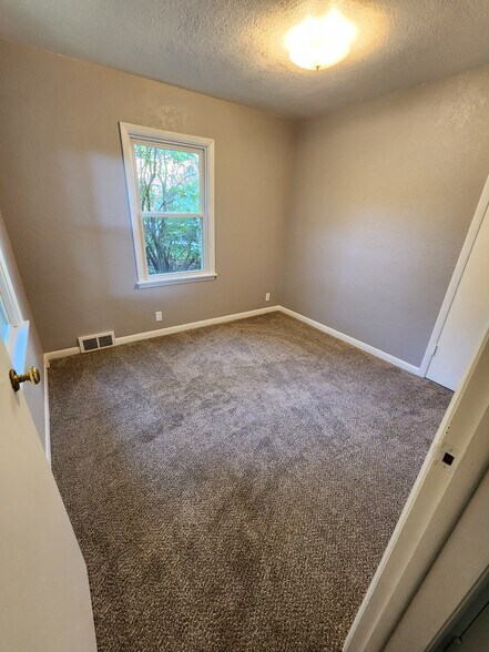 Bedroom 2 - 2539 Vernon Ct SE