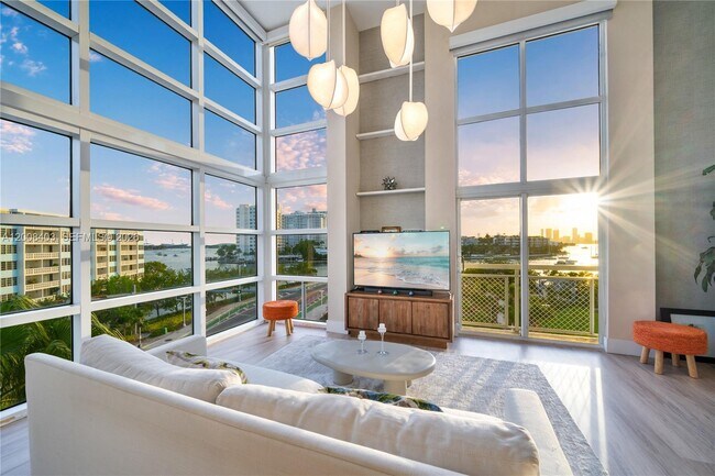 Building Photo - 1701 Sunset Harbour Dr