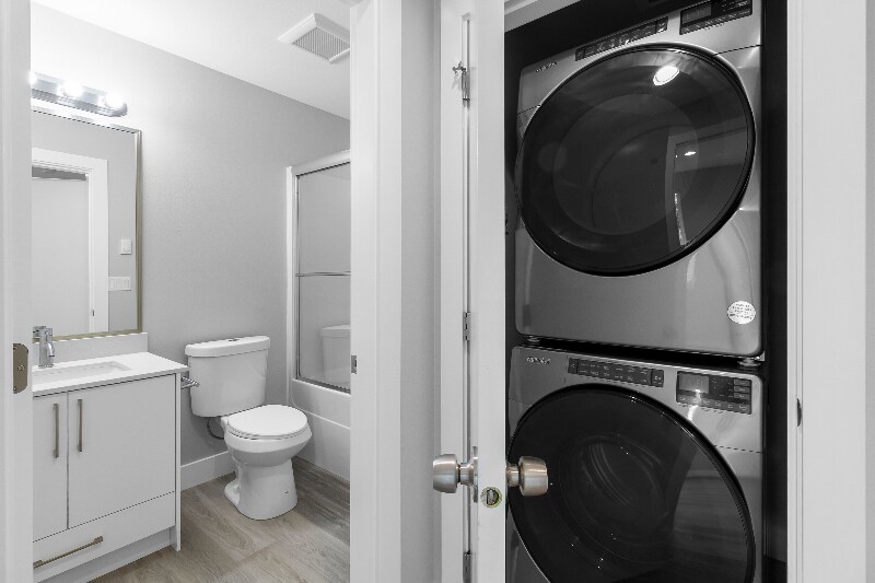 Building Photo - 5728 Sterling Ave