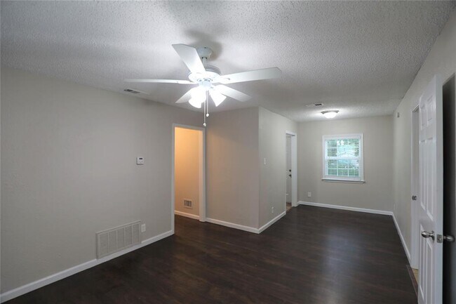 Building Photo - 8418 Grovecrest Dr