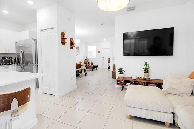 Building Photo - 2873 SE 24th Ct