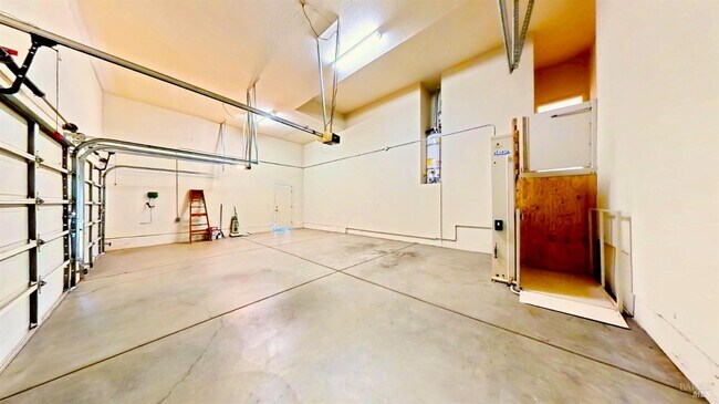 Building Photo - 5863 Mountain Hawk Dr