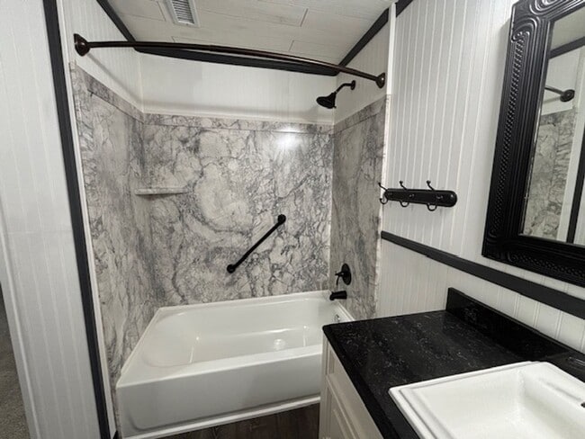 Building Photo - 4 Bedroom 3.5 Bath Townhome in Saddle Ridg...