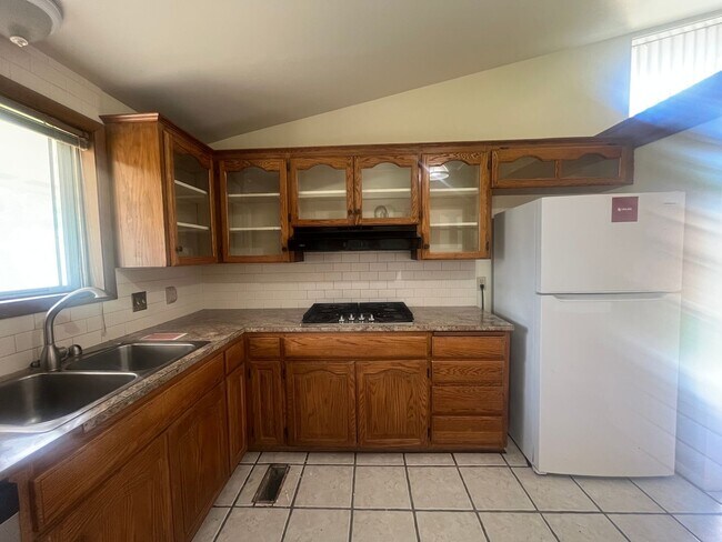 Building Photo - Light, bright, & Move- In ready with ultimate flexibility!