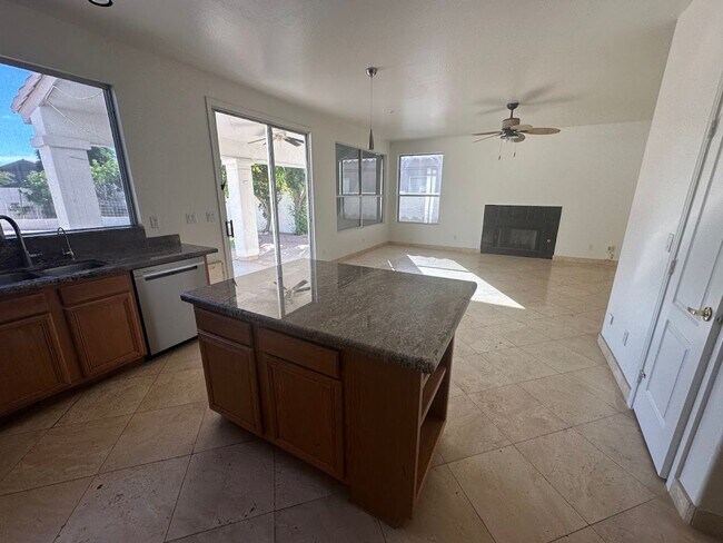 Building Photo - Gorgeous 4 bedroom Scottsdale home with POOL and 3 car garage