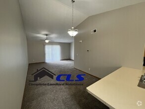 Building Photo - 558 College Ave