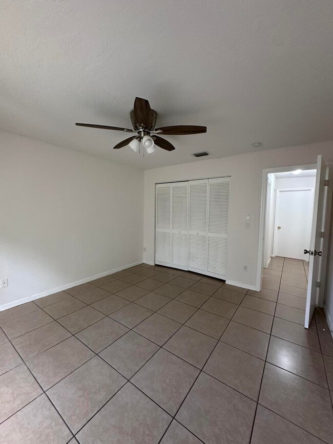 Building Photo - 1217 Schumann Dr