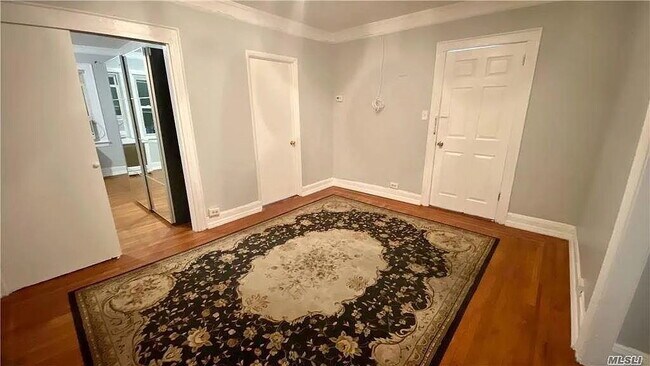 Building Photo - "Charming 3-Bedroom Unit in Queens – Spacious 900 Sq Ft Living!"