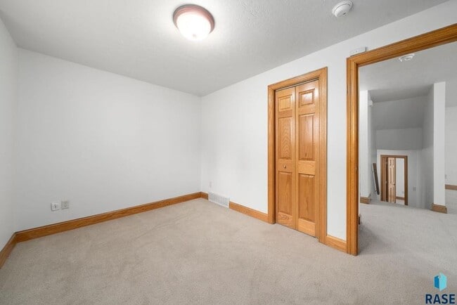 Building Photo - Charming Multi-Level Home! Large Backyard,...