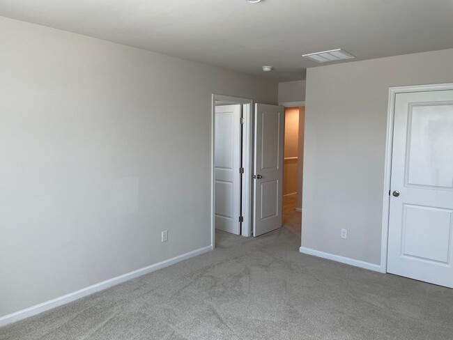 Building Photo - 3 Bedroom 2.5 Bathroom Town House in Middl...