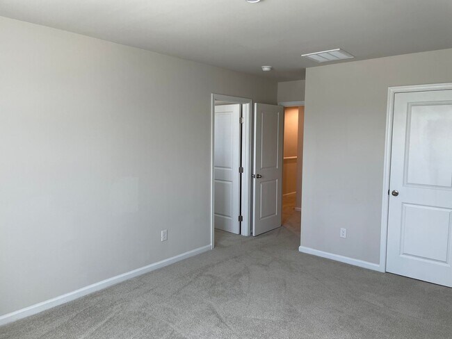 Building Photo - B1644