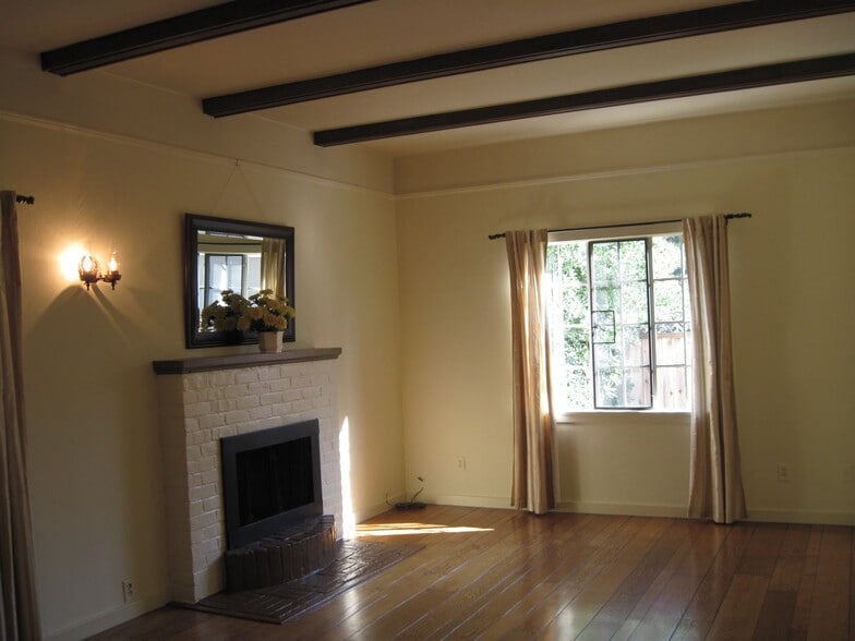 Building Photo - 82 Hillview Ave